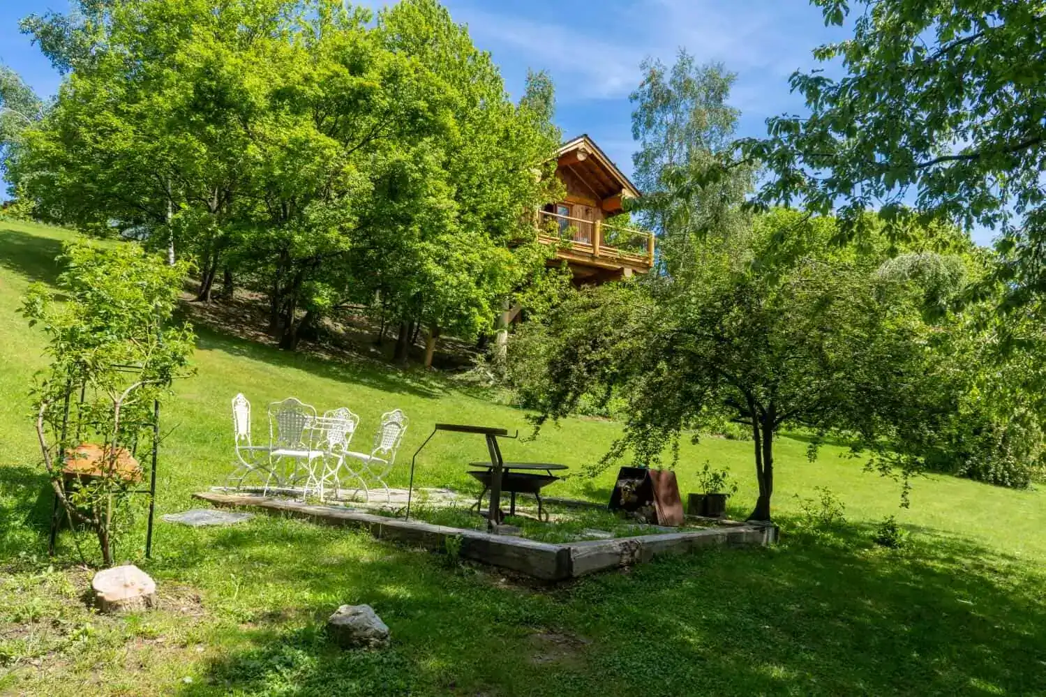 Vivi un’esperienza unica nelle casette sull'albero La Quiete, immerse nei boschi di Pamparato (CN). Soggiorni romantici, natura, privacy e relax nel cuore del Piemonte.